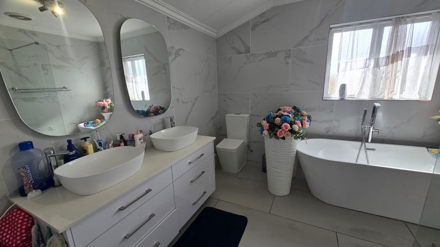 6 Bedroom Property for Sale in Protea Heights Western Cape